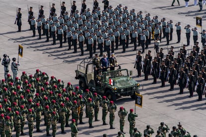 presidente Andrés Manuel López Obrador hace el pase de revista militar durante el desfile por el aniversario de la Independencia, el 16 de septiembre, en Ciudad de México.