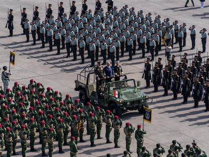 El presidente Andrés Manuel López Obrador hace el pase de revista militar durante el desfile por el aniversario de la Independencia, el 16 de septiembre, en Ciudad de México.