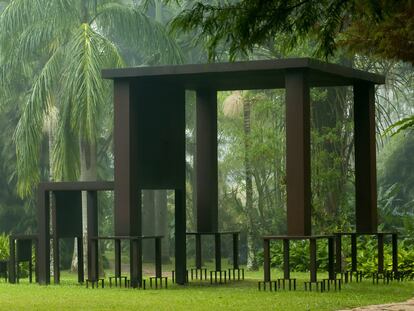 <i>Inmensa</i> (2002), escultura de Cildo Meireles, en Inhotim.