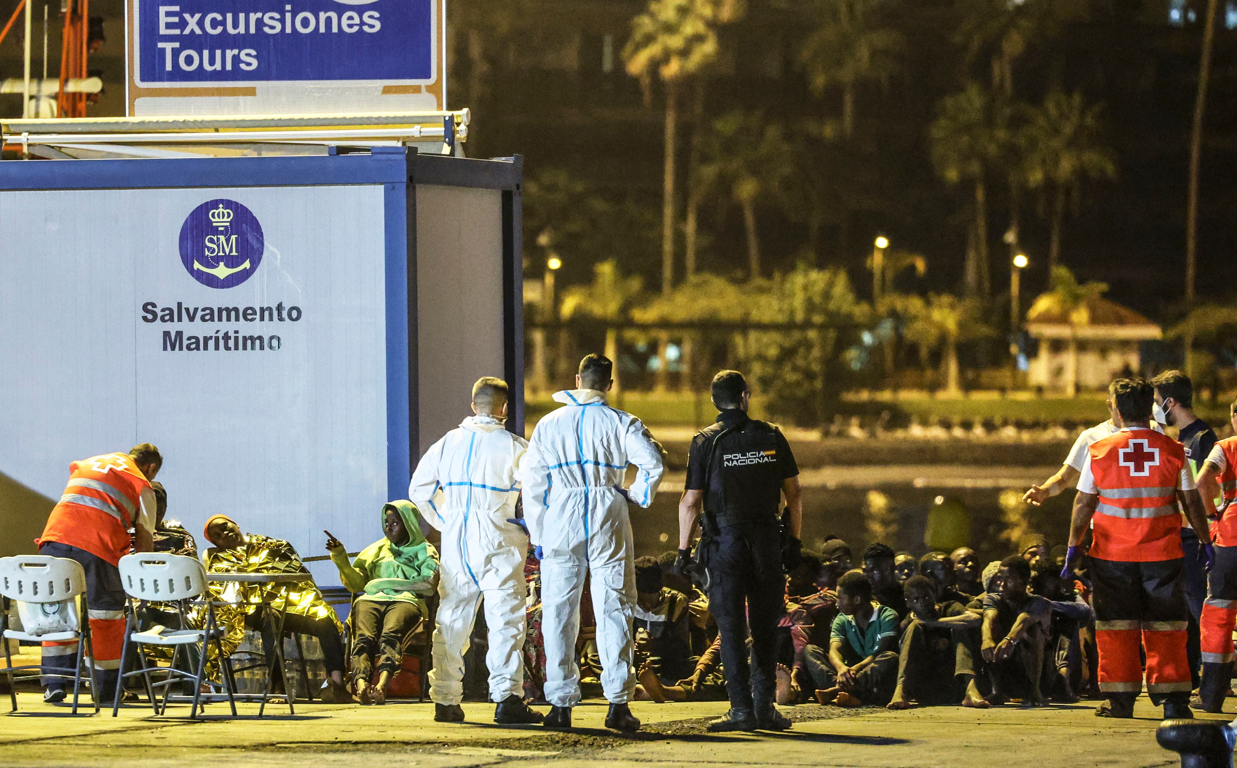 Llegada de migrantes al puerto de Los Cristianos en Tenerife, el miércoles