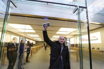 Un hombre muestra su nuevo iPhone X recién adquirido en una tienda Apple en Fráncfort (Alemania).