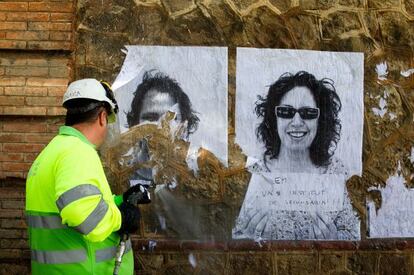 Un trabajador limpia un muro de l&#039;Eixample, en Barcelona.