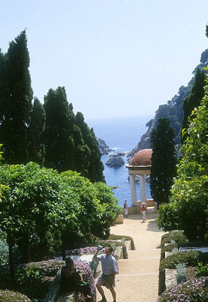 Jardín de Marimurtra, en Blanes (Girona), con el templete de Linneo.