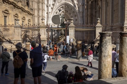 Turistas este jueves por el centro de Sevilla.