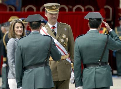 Los príncipes de Asturias saludan a dos miembros de la Guardia Civil en la Academia de Guardias y de Suboficiales de la localidad jienense de Baeza.