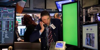 Un operador, en la Bolsa de Nueva York.