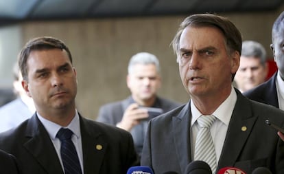 Flávio Bolsonaro ao lado do pai.