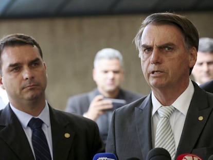 Flávio Bolsonaro ao lado do pai.