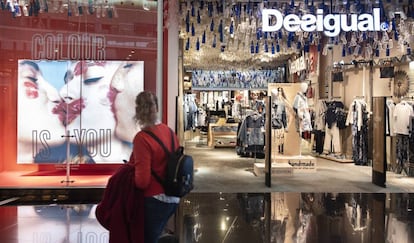 Una tienda de Desigual en el aeropuerto Josep Tarradellas Barcelona-El Prat.