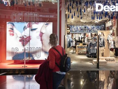 Una tienda de Desigual en el aeropuerto Josep Tarradellas Barcelona-El Prat.