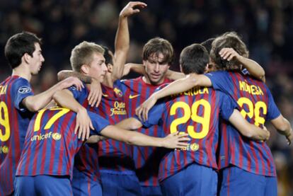 Los 'niños' del Barçelona celebran el segundo gol de Pedro.