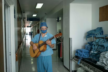 La musicoterapia ha sido una herramienta para tranquilizar a pacientes y personal médico del Hospital Juárez.
