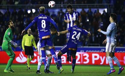 Los jugadores del Alavés disputan un balón en la semifinal de la Copa del Rey frente al Celta