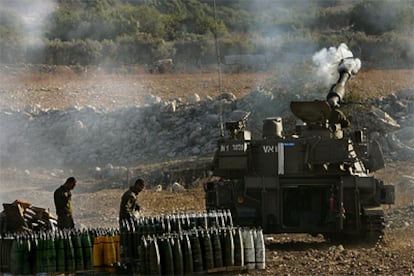 Soldados israelíes disparan desde una posición situada cerca de la frontera de Líbano, en el norte de Israel.