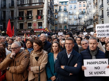 El líder del PP, Alberto Núñez Feijóo, y la secretaria general del partido, Cuca Gamarra, asisten a la concentración celebrada este domingo en Pamplona contra la moción de censura acordada entre el PSOE y EH Bildu.