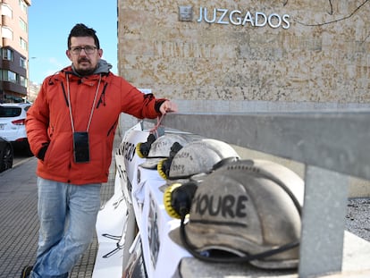 Roberto Moure, hermano de uno de los mineros fallecidos en el pozo Emilio del Valle, el pasado 8 de febrero frente a los juzgados de León.