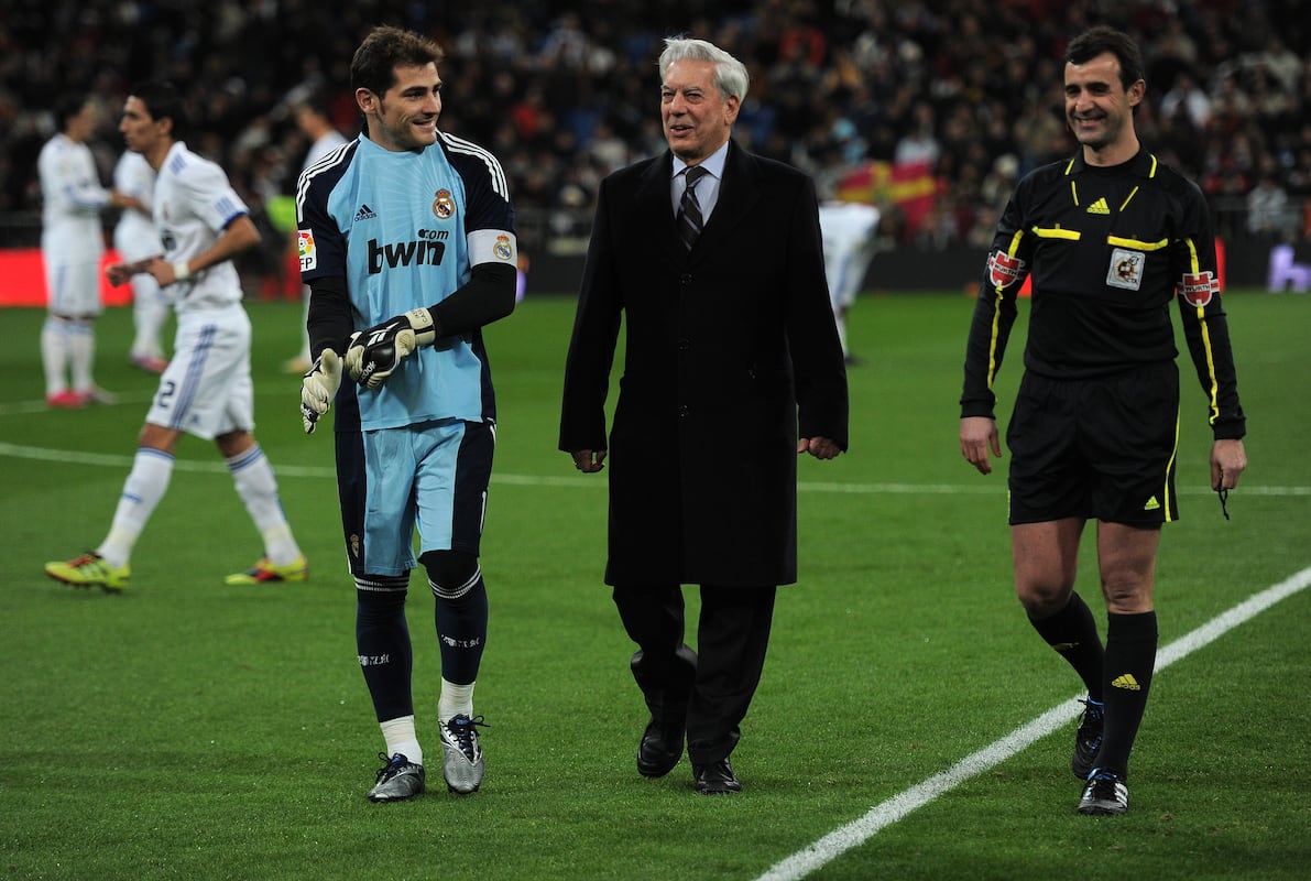 MADRID, SPAIN - DECEMBER 04: Peruvian Nobel Prize laureate Mario Vargas Llosa (C) walks with Iker Casillas (L) of Real Madrid prior to the start of the La Liga match between Real Madrid and Valencia at Estadio Santiago Bernabeu on December 4, 2010 in Madrid, Spain. (Photo by Jasper Juinen/Getty Images)
