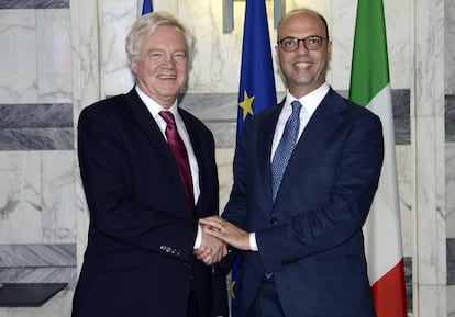 El ministro de Exteriores de Italia, Angelino Alfano, saluda al secretario de Estado británico para la Salida de la UE (Brexit), David Davis.