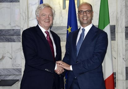 O ministro das Relações Exteriores da Itália, Angelino Alfano, cumprimenta o secretário de Estado britânico para a saída da UE (Brexit), David Davis.