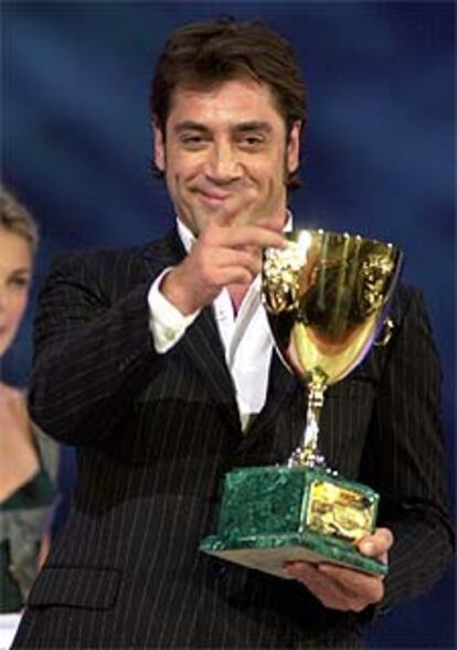 Bardem bromea con el público al recibir la Copa Volpi.