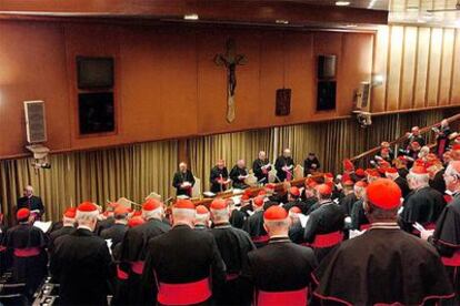 Los cardenales asisten ayer a una reunión en la sala del Sínodo del Vaticano, en los encuentros previos al cónclave.