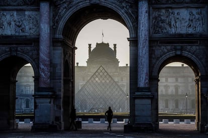 A ideia revolucionou o museu. Antes da pirâmide, o Louvre recebeu cerca de dois milhões de visitantes anualmente. No ano passado, ultrapassou 10 milhões. Na imagem, uma mulher corre ao lado do Arco do Triunfo do Carrossel, com o Museu do Louvre ao fundo, em 22 de março de 2019.