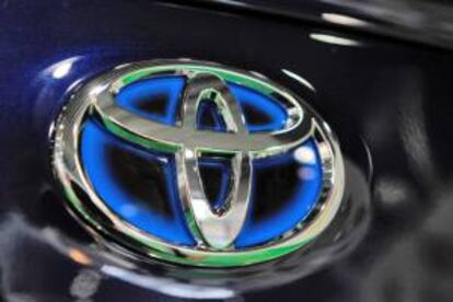 Logo de Toyota de un vehículo de la compañía expuesto en una feria del motor. EFE/Archivo