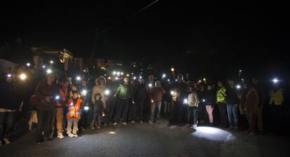 Los vecinos de la urbanización Montiboli de La Vila Joiosa durante la protesta.