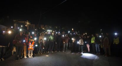 Los vecinos de la urbanizaci&oacute;n Montiboli de La Vila Joiosa durante la protesta.