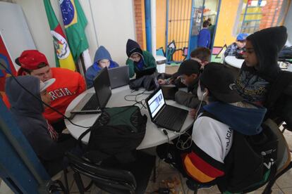 Alunos fazem pesquisa na internet para dar continuidade ao projeto