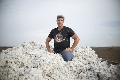 Jesús Susero Valiente, es pisador de algodón, además de trabajar en otras campañas agrícolas como la del tomate.