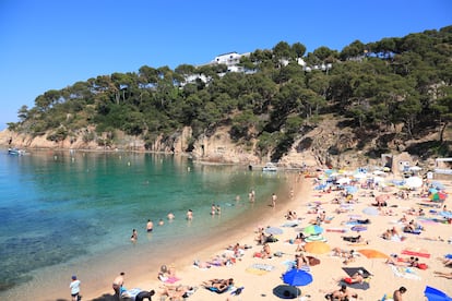 Aiguablava (Begur). Entre las playas más salvajes y más bonitas de la península Ibérica no podían faltar las calas de la Costa Brava, en Girona. Son pequeñas y de aguas turquesas, y lo más conveniente es ir fuera de temporada. La de Aiguablava, la más septentrional, es de una belleza minima­lista, y está considerada una de las playas más bonitas de Cataluña. Su topónimo se queda corto a la hora de describir estas aguas deslumbrantes que bañan fon­dos poco profundos de arena fina y dorada. Esta playa exclusiva, ubicada al sur de la localidad de Begur, aglutina todas las bondades naturales de la Costa Brava. A ello hay que añadir que en uno de sus extremos espera un parador de turismo.