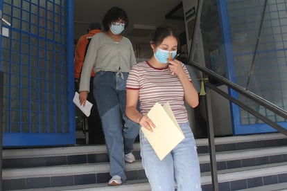 Dos jóvenes entran a las instalaciones de la UNAM para presentar su examen de admisión, en mayo de 2022.