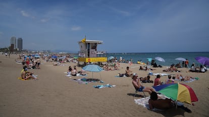 Puesto de salvamento en la playa, a 4 de agosto de 2025, en Barcelona, Catalunya (España). Desde el 1 de agosto de 2025 los socorristas de las playas de Barcelona mantienen una huelga indefinida, convocada por el sindicato CGT, en plena temporada alta del verano. La protesta está dirigida contra la empresa concesionaria del servicio, FCC Medio Ambiente, contratada por el Ayuntamiento de Barcelona, y denuncia una “precariedad absoluta” en las condiciones laborales tanto de socorristas como de técnicos sanitarios, enfermeros, tripulantes y patrones de embarcación.
04 AGOSTO 2025
David Zorrakino / Europa Press
04/08/2025
