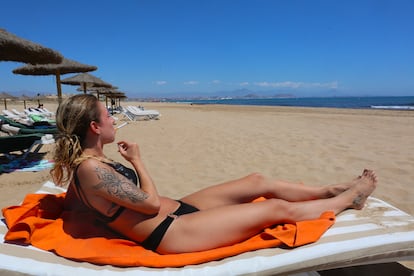 Una joven fuma en una playa supuestamente libre de humos en Elche (Alicante).