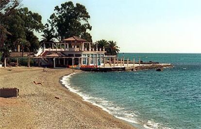 Playa y edificio del antiguo balneario de los Baños del Carmen, en la costa de Málaga.