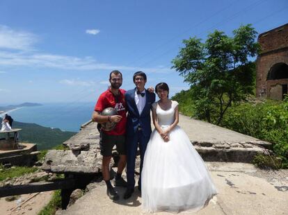 Diego me había hablado de tres bodas, sin embargo, he encontrado esta foto en su Facebook de una CUARTA celebrada en Vietnam: no podemos descartar que se convirtiera en adicto.