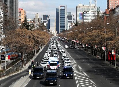 Concentración de taxistas en el paseo de la Castellana de Madrid, para protestar por el nuevo reglamento que quiere aprobar la Comunidad de Madrid, el 15 de febrero de 2023.