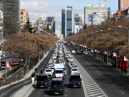 Concentración de taxistas en el paseo de la Castellana de Madrid, para protestar por el nuevo reglamento que quiere aprobar la Comunidad de Madrid, el 15 de febrero de 2023.