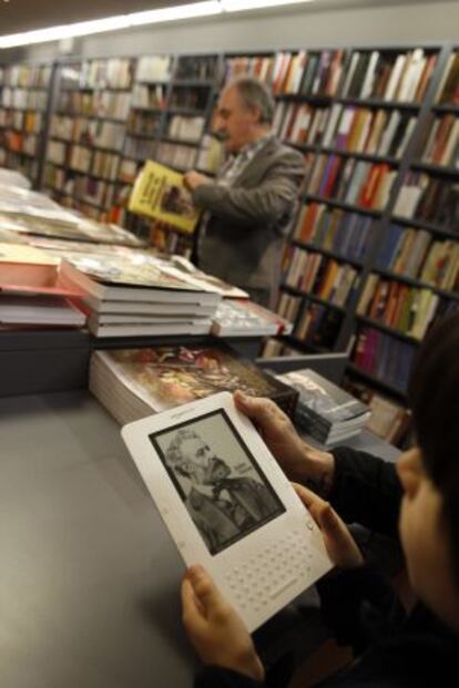 Un Kindle de Amazon en una librería tradicional.