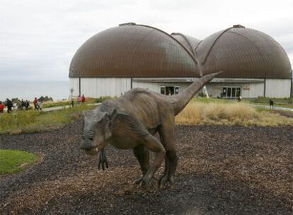 El Museo Jurásico de Colunga tiene forma de icnita, huella tridáctila de dinosaurio, en honor a sus residentes