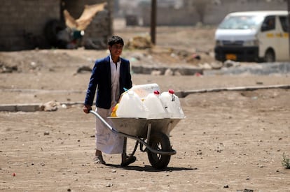 Un chico yemení empuja una carretilla lleva bidones para llenarlo con agua el 18 de marzo de 2018 en Sana'a, Yemen. El país es un ejemplo claro de cómo el conflicto exacerba la falta de acceso al agua, según Oxfam Intermón. Antes de la guerra de la que se cumplen ahora tres años, ya era uno de los países con mayor escasez del mundo y en la actualidad 16 millones de personas, de una población de 29 millones, necesitan agua potable y saneamiento.