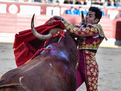 Un momento de la cogida sufrida por el novillero José Rojo.