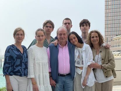 El rey emérito, Juan Carlos I, rodeado por sus hijas Elena y Cristina, y varios de sus nietos, en Abu Dabi.