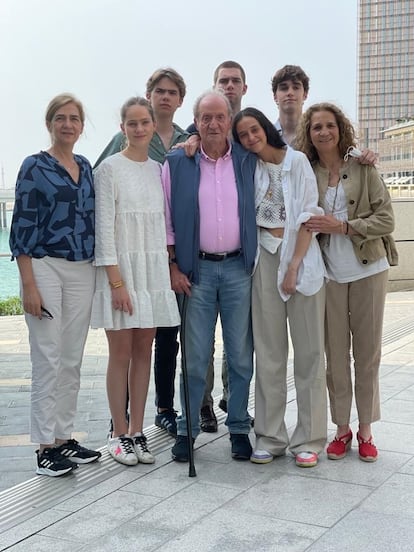 El rey emérito, Juan Carlos I, rodeado por sus hijas Elena y Cristina, y varios de sus nietos, en Abu Dabi.