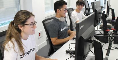 Un grupo de empleados de Capchase con la camiseta de la empresa en la sede de Madrid.