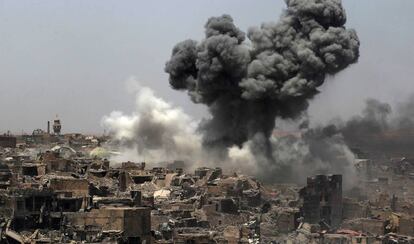 El humo provocado por un bombardeo de la coalici&oacute;n internacional sobre Mosul Oeste, este domingo.