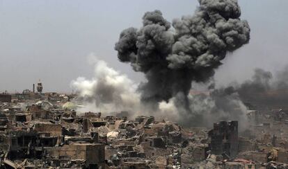 El humo provocado por un bombardeo de la coalición internacional sobre Mosul Oeste, este domingo.