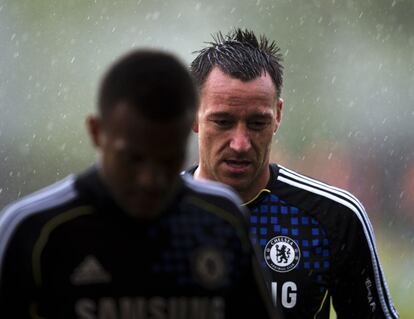 El capitán del Chelsea John Terry abandona el campo tras completar la sesión de entrenamiento.