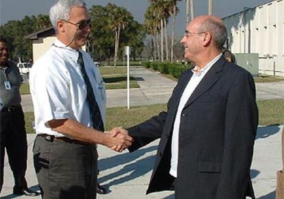 Ted Dexter, director de la prisión estatal de Raiford, saluda a Javier Rojo durante su visita ayer a Ibar.